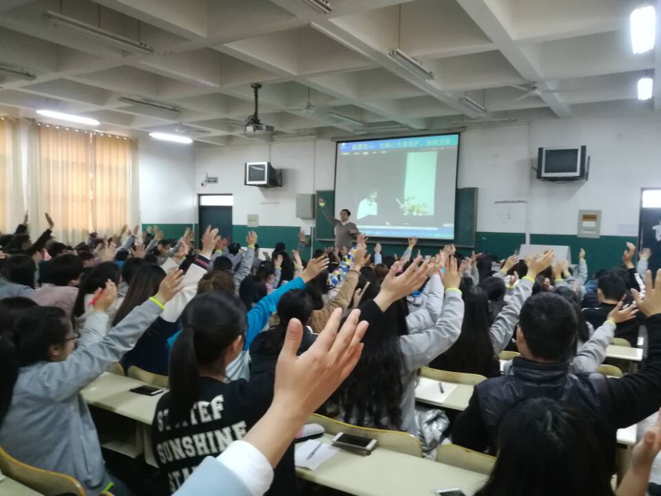 同学们与笈川幸司老师热烈互动